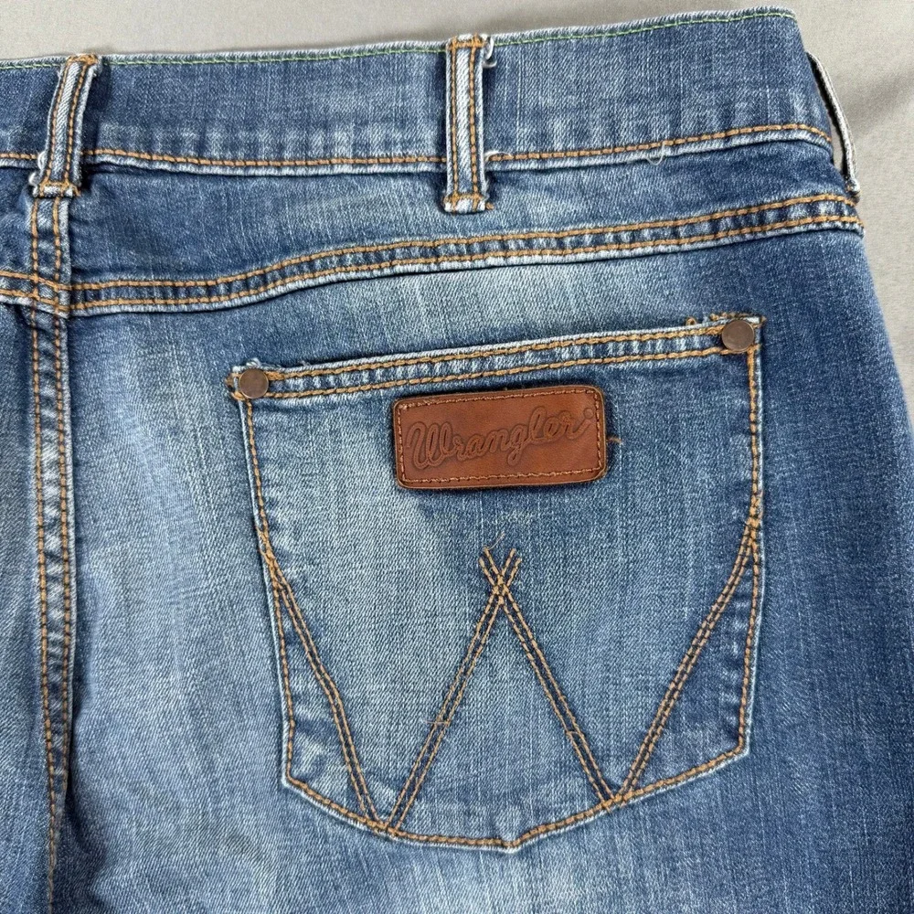 Wrangler Retro Slim Straight Jeans Mens 42x32 Blue Stretch Denim Medium Wash